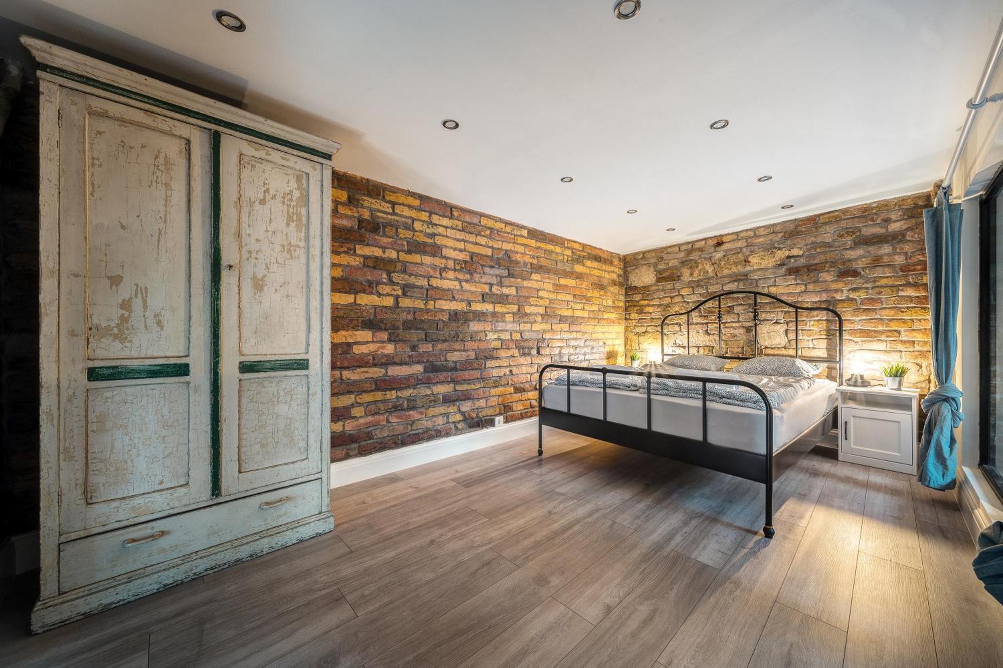 Center Loft Haven: Modern Elegance *