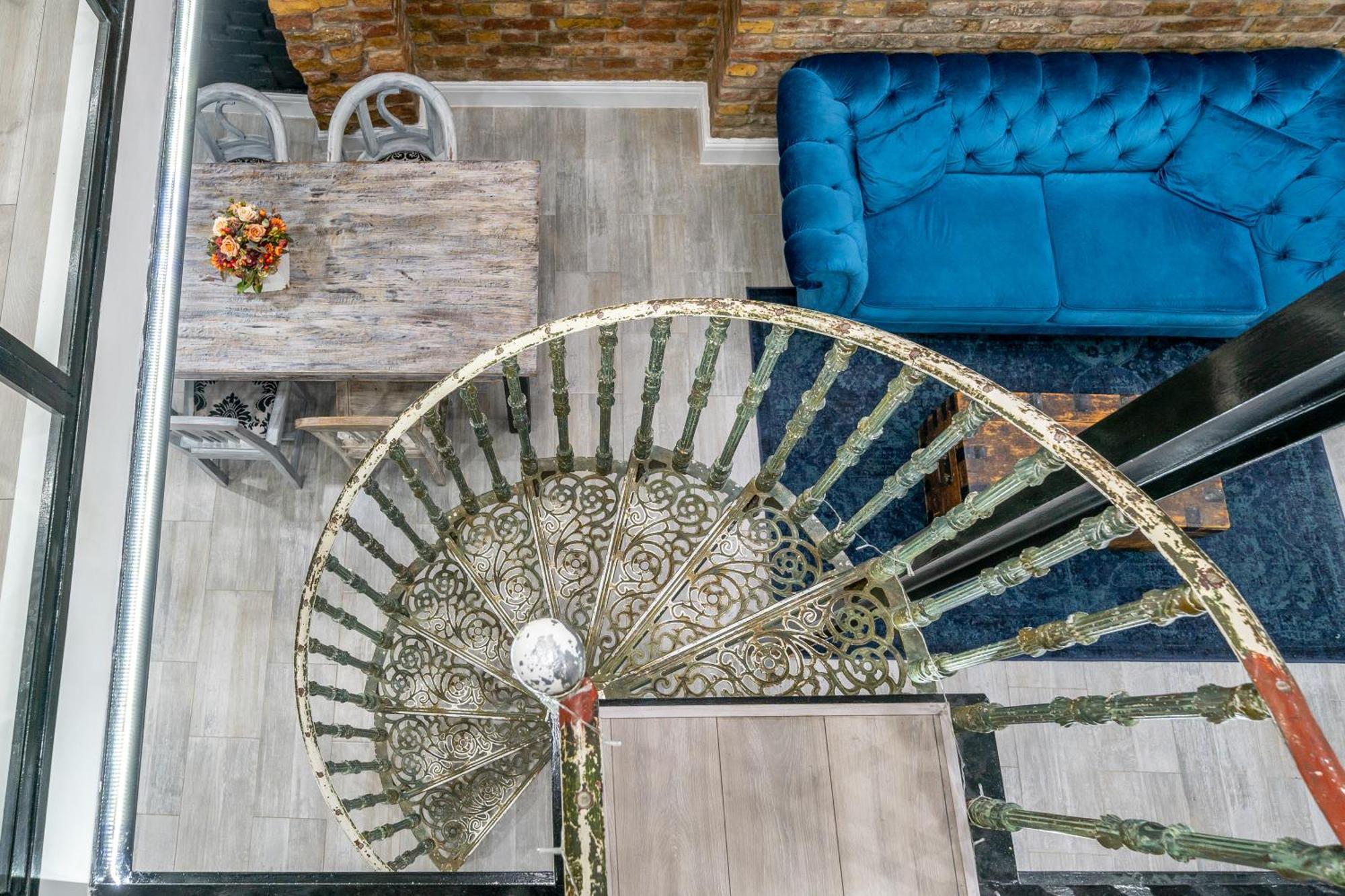 Center Loft Haven: Modern Elegance Apartment *