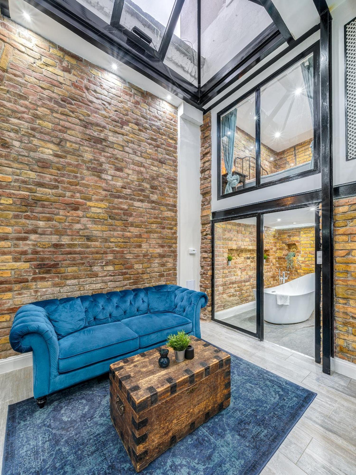 Center Loft Haven: Modern Elegance Apartment